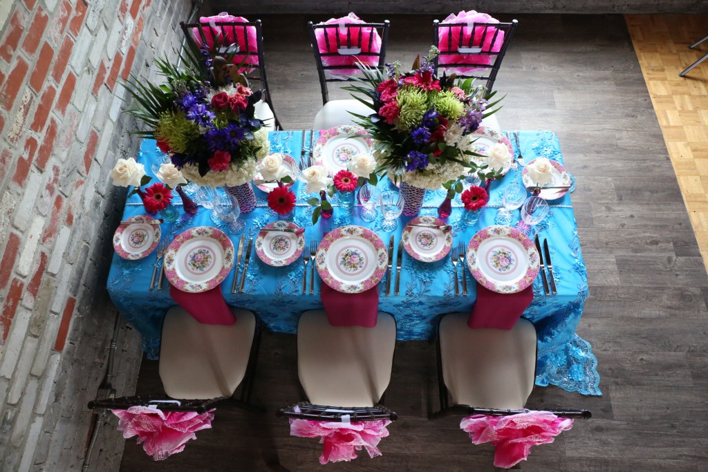 Pink and turquoise wedding table