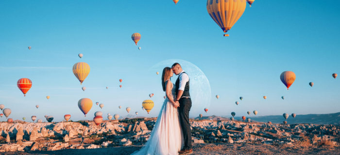 wedding couple with hot air balloons